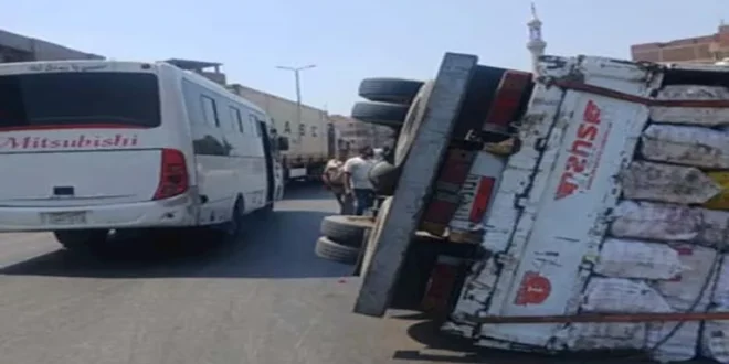 إصابة سائق في انقلاب سيارة "خلاطة أسمنت" بالمقطم