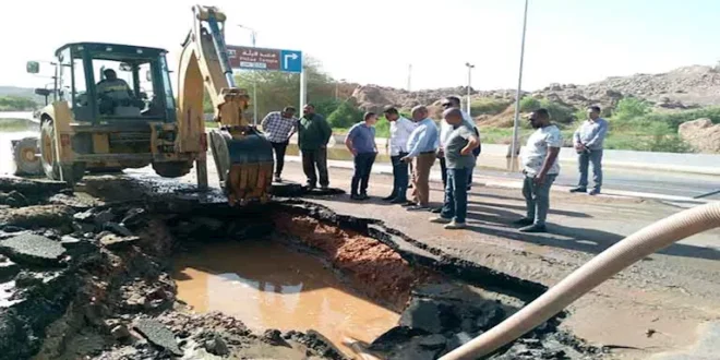 إصلاح كسر خط طرد الكرور فى أسوان بعد 16 ساعة عمل