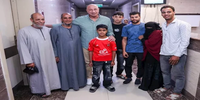 الخطيب يزور مشجع الأهلي ويؤكد استمرار دعمه