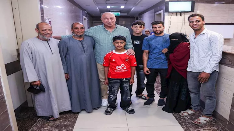 الخطيب يزور مشجع الأهلي ويؤكد استمرار دعمه | ضي النهار الخطيب يزور مشجع الأهلي ويؤكد استمرار دعمه