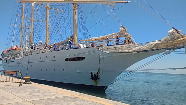 السفينة الشراعية STAR FLYER ترسو في ميناء غرب بورسعيد