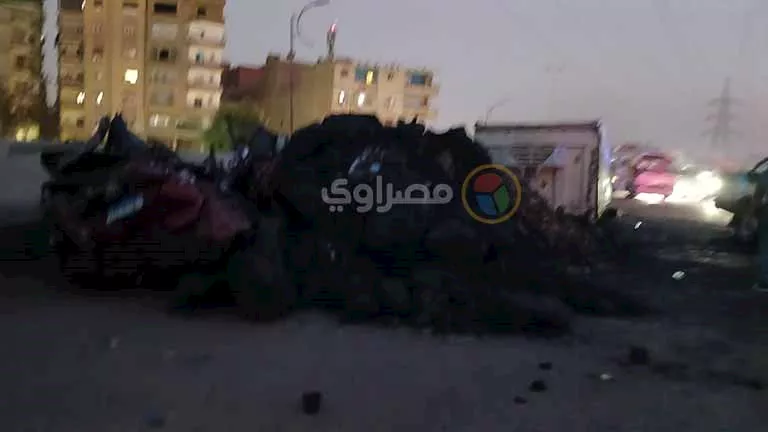 الصور الأولى لحادث انقلاب "تريلا" على سوزوكي أعلى دائري الوراق