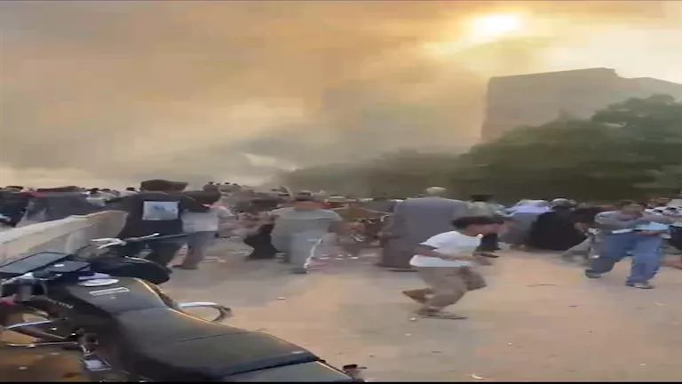 النيابة تعاين خسائر حريق مخزن أخشاب بمصر القديمة