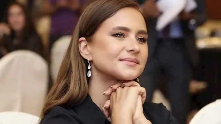 اليوم.. الإعلامية منى الشاذلي تستضيف أبطال فيلم "القصص"