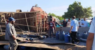 انقلاب سيارة محملة بأسطوانات الغاز على الطريق الزراعي بالقليوبية