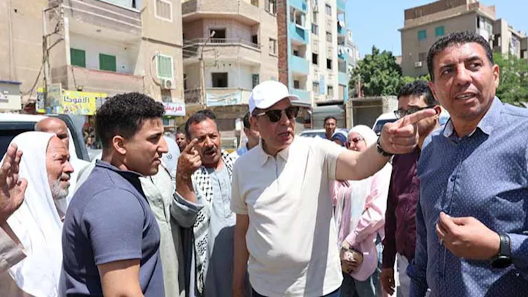 بالصور- جولة ميدانية لمحافظ المنيا لمتابعة المحلات الجديدة