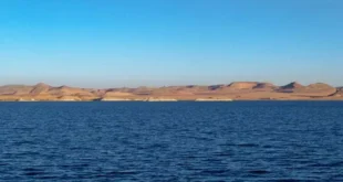 تسرب زيت في بحيرة ناصر بعد غرق صندل بميناء السد العالي