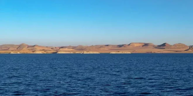 تسرب زيت في بحيرة ناصر بعد غرق صندل بميناء السد العالي