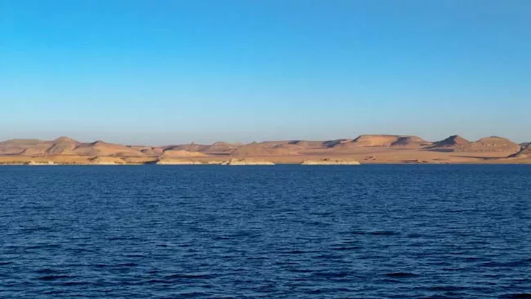 تسرب زيت في بحيرة ناصر بعد غرق صندل بميناء السد العالي
