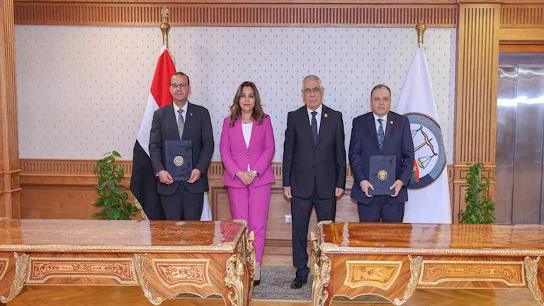 تسليم 52 قطعة أرض لوزارة التنمية المحلية بعد إخلائها من المركبات المتح