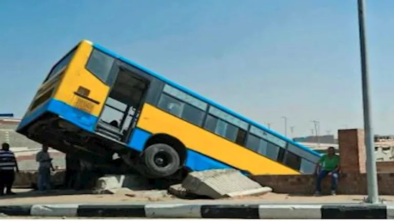 تفاصيل حادث تصادم أتوبيس وسيارة ملاكي بمحور المشير