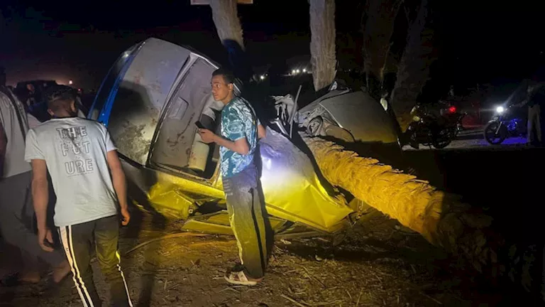 جثة ومصابان في انقلاب سيارة ملاكي أعلى كوبري النيل بالمنيا