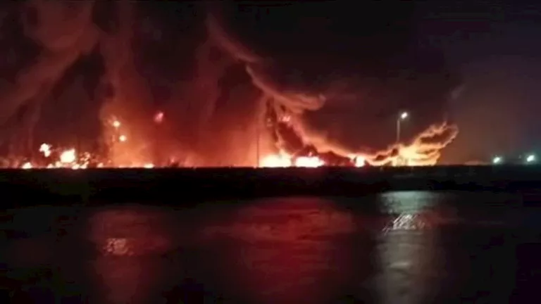 حريق هائل بمصنع كيماويات في أبو زعبل بالقليوبية