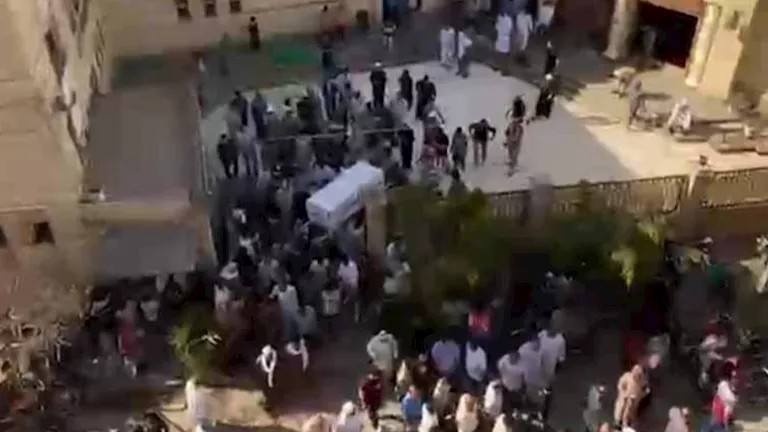 خرجت تبحث عن الرزق فعادت جثمانًا.. وداع مؤثر لأم ونجليها في قويسنا (في