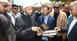 شاب من المنيا يهدي وزير الأوقاف تحفتين تاريخيتين في البهنسا (صور)