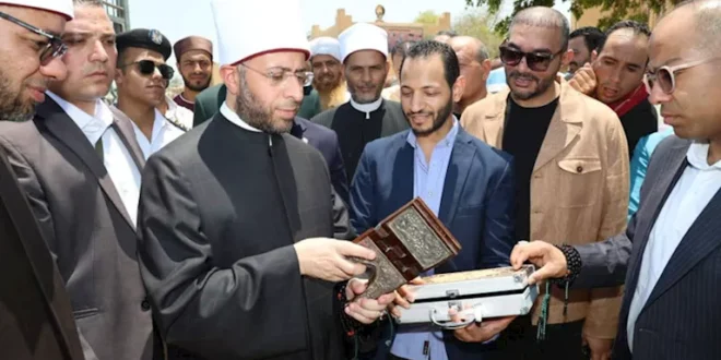 شاب من المنيا يهدي وزير الأوقاف تحفتين تاريخيتين في البهنسا (صور)