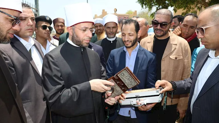 شاب من المنيا يهدي وزير الأوقاف تحفتين تاريخيتين في البهنسا (صور)
