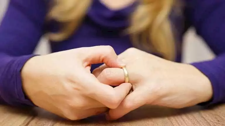"صحابه كلهم بنات".. زوجة أمام محكمة الأسرة: عايزه أخلعه