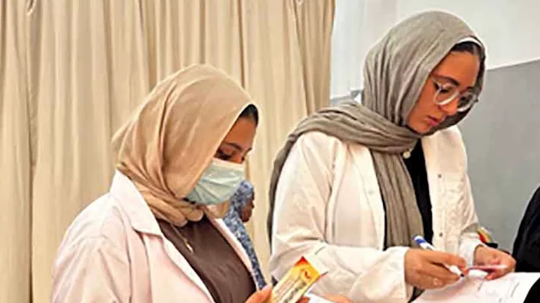 فحصت 467 مريضًا.. جامعة الإسكندرية تطلق قافلة طبية بأبيس- صور