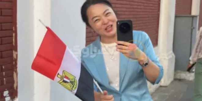 قنصل الصين بالإسكندرية ترفع علم مصر وتُشارك الجماهير فرحة فوز المنتخب-