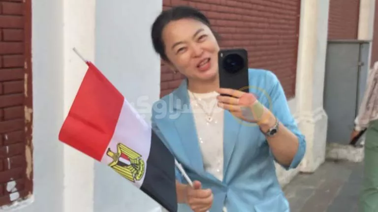 قنصل الصين بالإسكندرية ترفع علم مصر وتُشارك الجماهير فرحة فوز المنتخب-