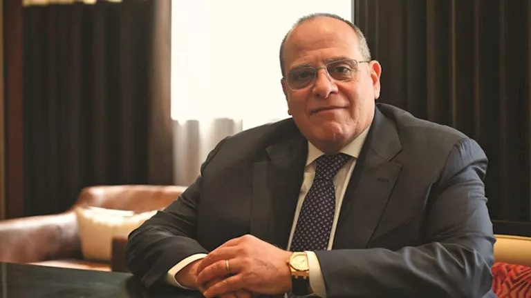 ما لا تعرفه عن والد المنتج صادق الصباح بعد تدمير منزله بغارات إسرائيل