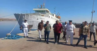 محافظ أسوان يتابع جهود احتواء بقعة الزيت في موقع غرق صندل ببحيرة ناصر