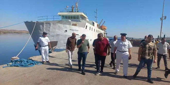 محافظ أسوان يتابع جهود احتواء بقعة الزيت في موقع غرق صندل ببحيرة ناصر