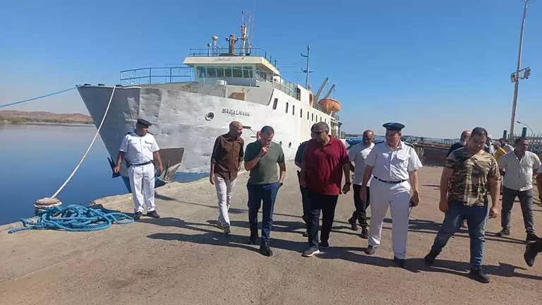 محافظ أسوان يتابع جهود احتواء بقعة الزيت في موقع غرق صندل ببحيرة ناصر