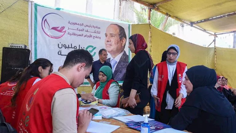 محافظ الإسكندرية يشارك في الحملة القومية للتبرع بالدم- صور