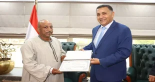 محافظ القليوبية يكرّم عاملًا أنقذ محطة مياه الرملة بعد احتواء تسريب غا