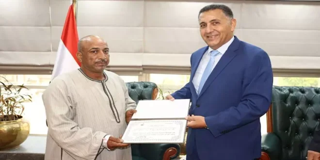 محافظ القليوبية يكرّم عاملًا أنقذ محطة مياه الرملة بعد احتواء تسريب غا