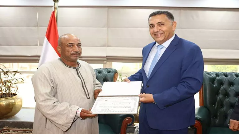 محافظ القليوبية يكرّم عاملًا أنقذ محطة مياه الرملة بعد احتواء تسريب غا