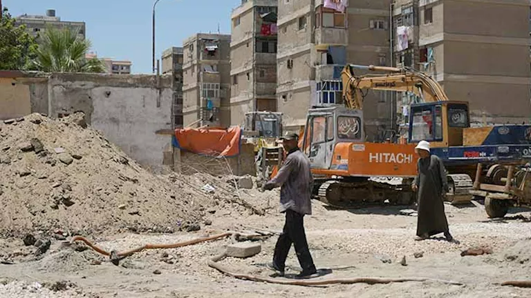 محافظ بورسعيد يحذر من تباطؤ أعمال تطوير شارع أسوان