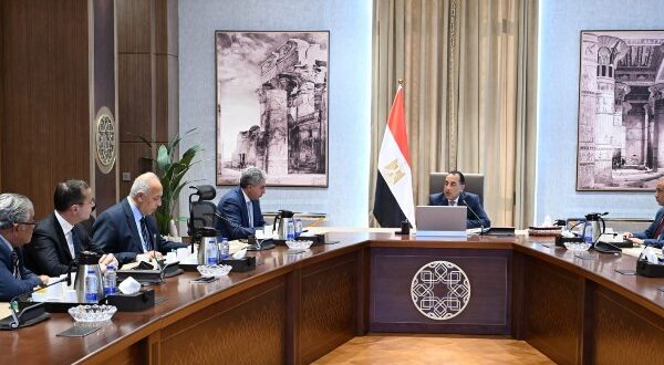نحرص على دعم السياحة والطيران لتعظيم الاستفادة من مقومات مصر الفريدة