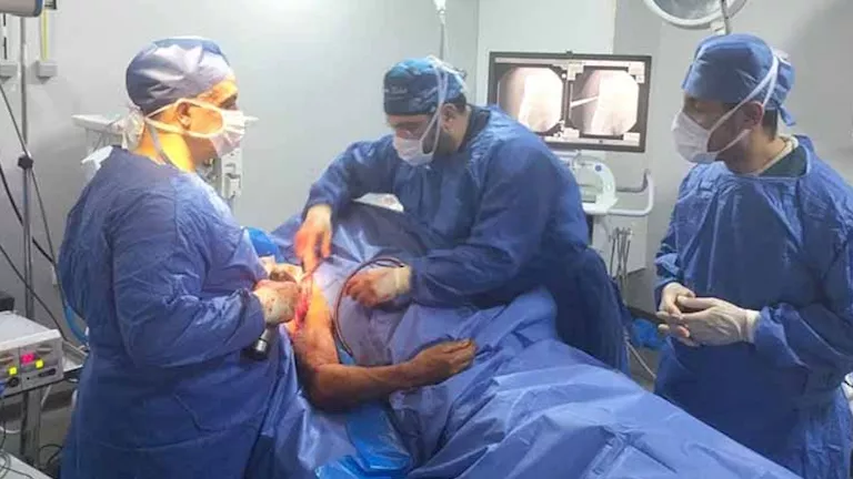 وزنه 130 كيلو.. جراحة معقدة لإنقاذ مريض سمنة مفرطة بمستشفى مطروح العا