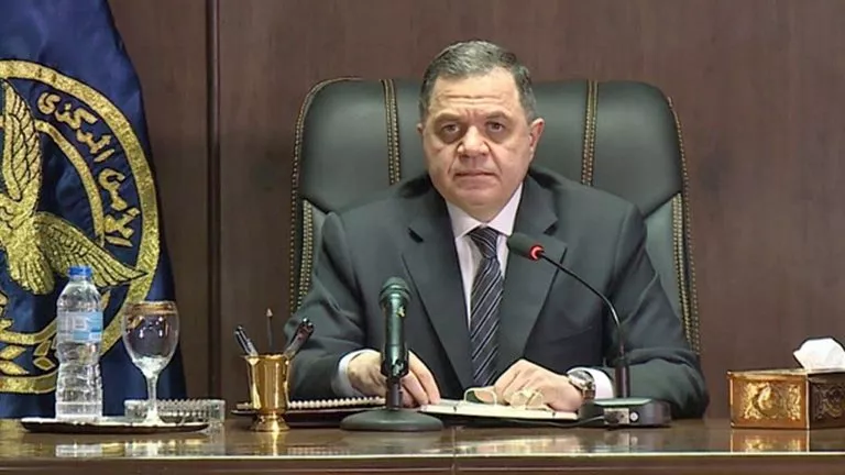 وزير الداخلية يصدر قرارًا بإبعاد مواطن يمني خارج البلاد
