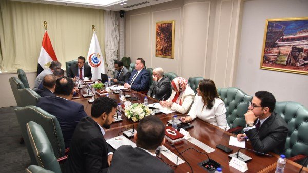 وزير الصحة يبحث مع مسؤولي شركتين عالميتين نقل تكنولوجيا تصنيع كواشف فصائل الدم لمصر