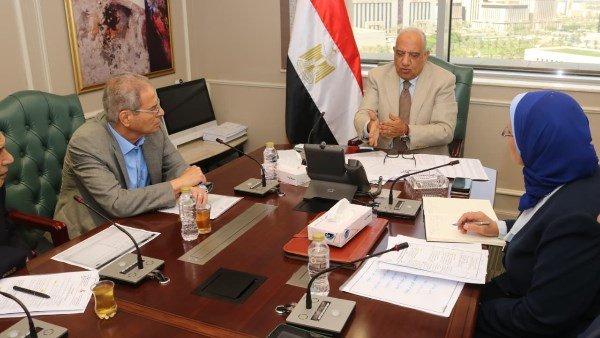 وزير الكهرباء يجتمع بقيادات التحكم والنقل والإنتاج ويتابع خطة التشغيل لتأمين الشبكة الموحدة