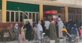 3 ماكينات فقط.. معاناة أصحاب المعاشات أمام بنك ناصر بالفيوم