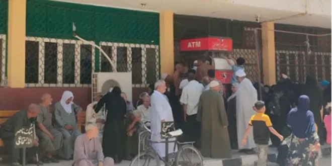 3 ماكينات فقط.. معاناة أصحاب المعاشات أمام بنك ناصر بالفيوم