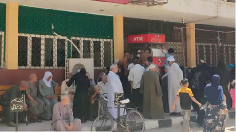 3 ماكينات فقط.. معاناة أصحاب المعاشات أمام بنك ناصر بالفيوم
