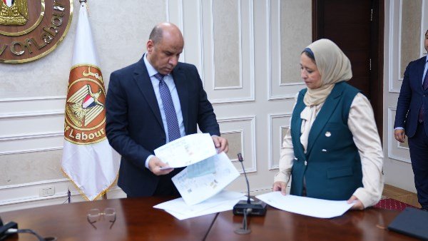 رداد يراجع عقود عمل قبل تسليمها الشباب استعدادا للسفر إلى لبنان | ضي النهار 5771188603325202607191243364336