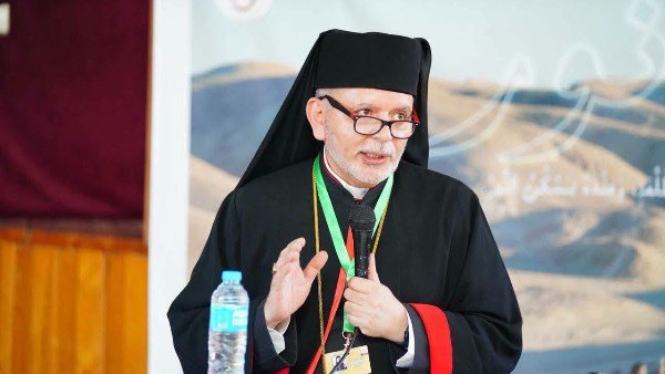 الأنبا بولا يلتقي المشاركين في مسيرة نور بكنيسة الراعي الصالح بالسويس