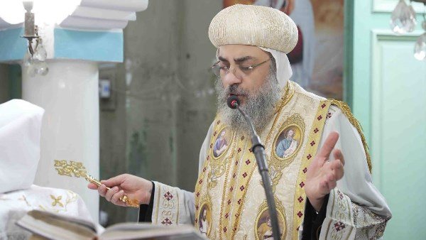الأنبا فيلوباتير يرسم شمامسة جدد لكنيسة 