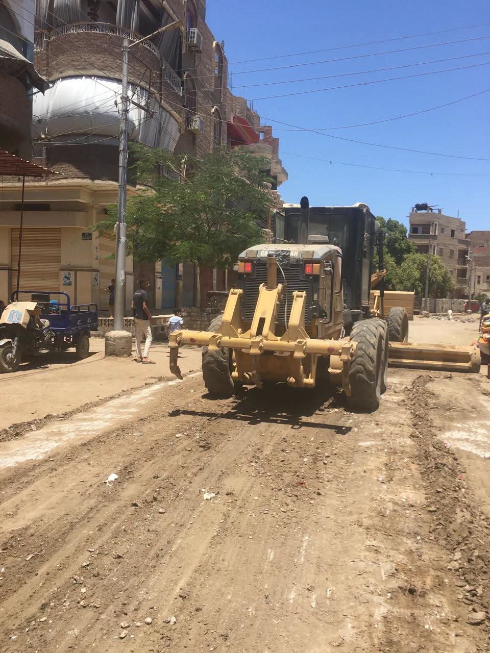 محافظ أسيوط: استمرار تمهيد وتسوية الشوارع ورفع كفاءة الطرق الداخلية بقرية النخيلة بمركز أبوتيج | ضي النهار FB IMG 1784650636121