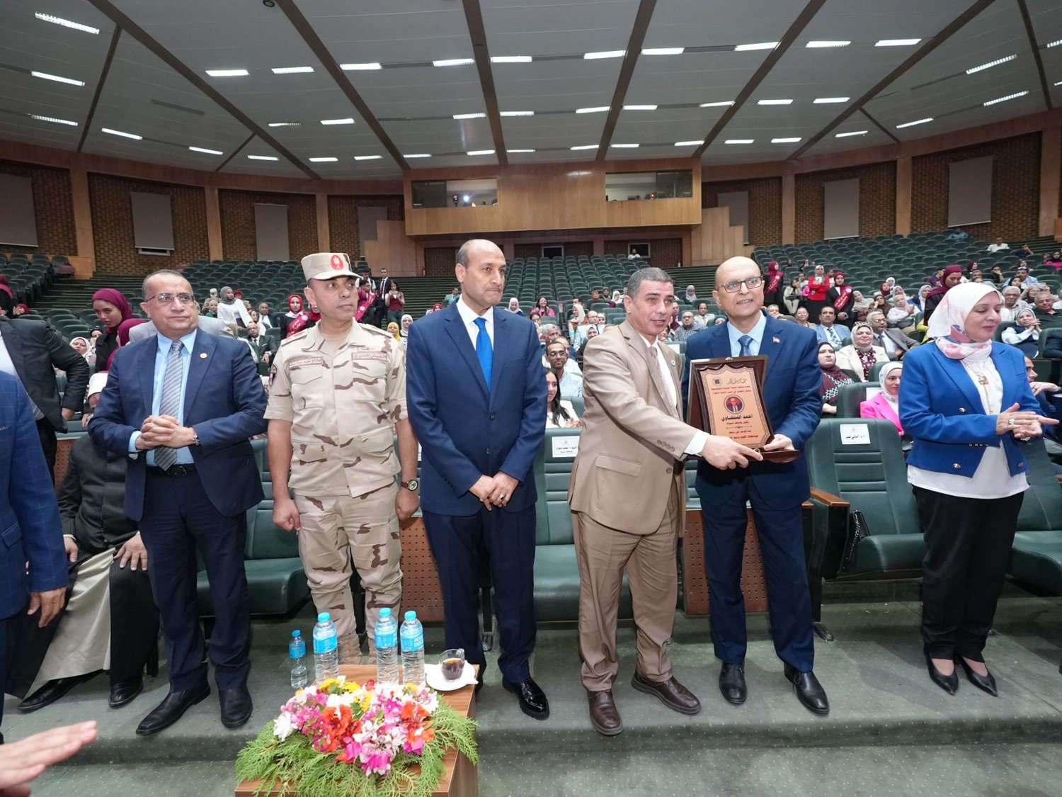 على ألحان "طبيب القلوب" وفي مشهد إنساني مؤثر.. محافظ أسيوط يشهد حفل تكريم الدكتور أحمد المنشاوي بـ "قاعة النيل" | ضي النهار WhatsApp Image 2026 07 27 at 4.15.32 PM 1