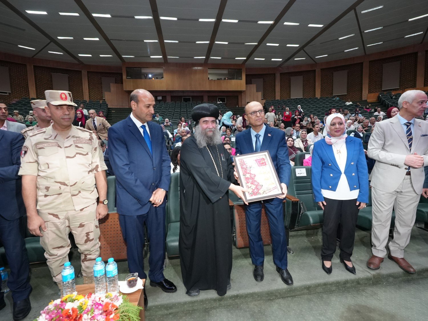 على ألحان "طبيب القلوب" وفي مشهد إنساني مؤثر.. محافظ أسيوط يشهد حفل تكريم الدكتور أحمد المنشاوي بـ "قاعة النيل" | ضي النهار WhatsApp Image 2026 07 27 at 4.15.33 PM 1