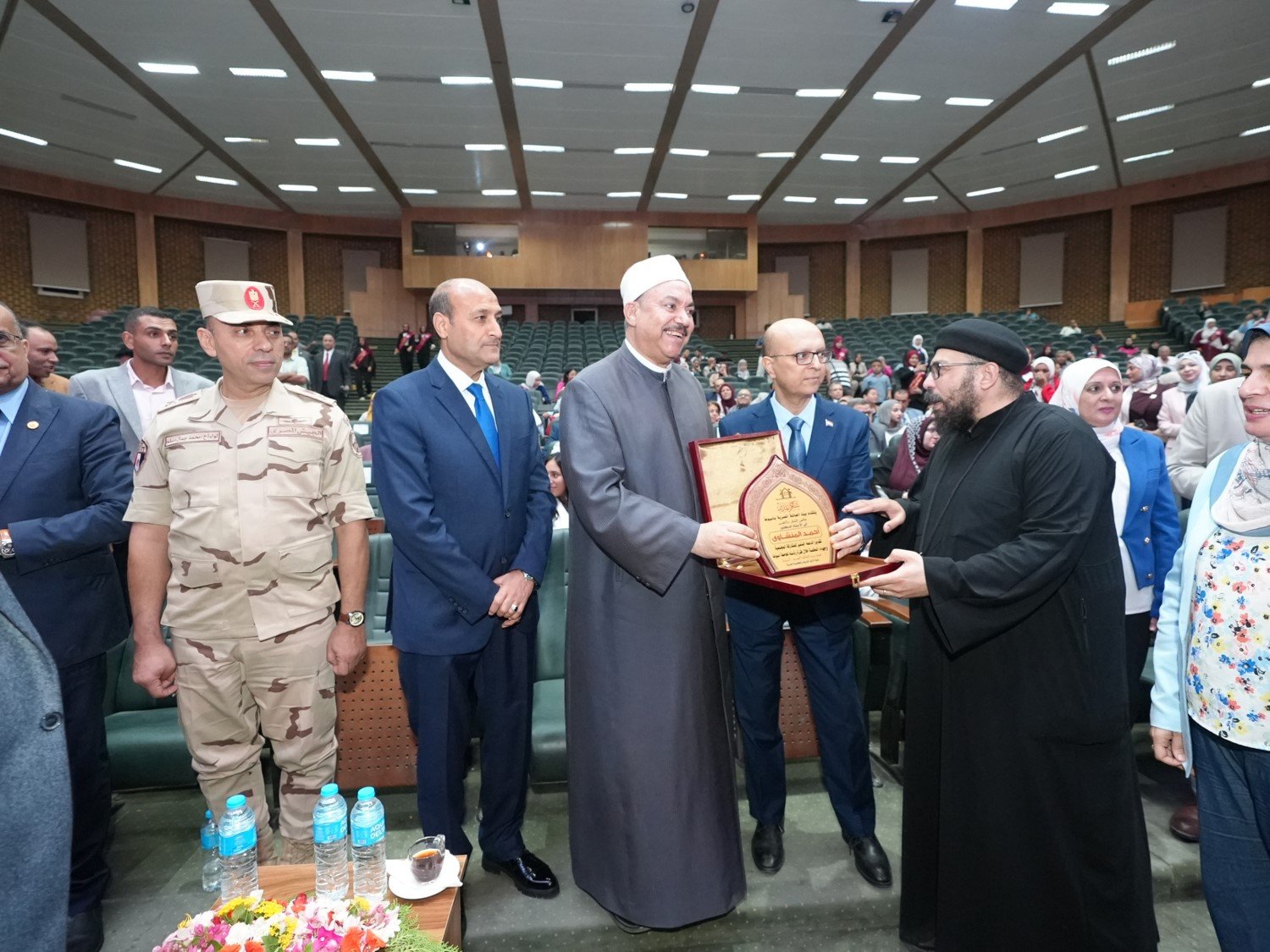 على ألحان "طبيب القلوب" وفي مشهد إنساني مؤثر.. محافظ أسيوط يشهد حفل تكريم الدكتور أحمد المنشاوي بـ "قاعة النيل" | ضي النهار WhatsApp Image 2026 07 27 at 4.15.34 PM 2