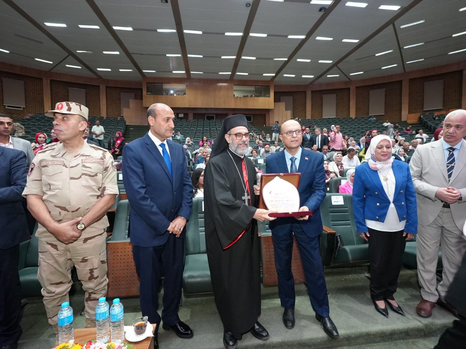 على ألحان "طبيب القلوب" وفي مشهد إنساني مؤثر.. محافظ أسيوط يشهد حفل تكريم الدكتور أحمد المنشاوي بـ "قاعة النيل" | ضي النهار WhatsApp Image 2026 07 27 at 4.15.34 PM